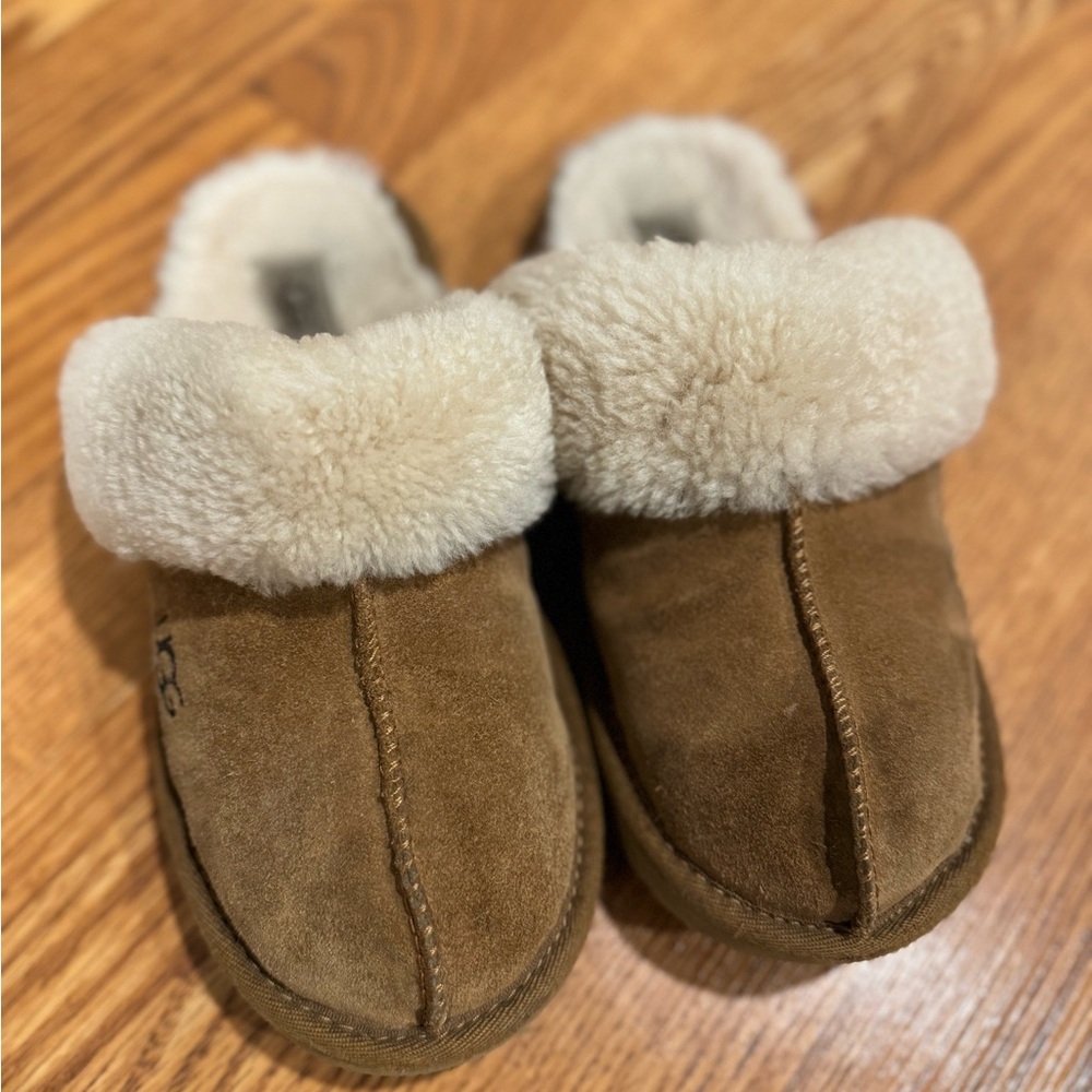 Girls’ UGG Scuff Slippers in Chestnut Tan Brown Sheepskin Lined